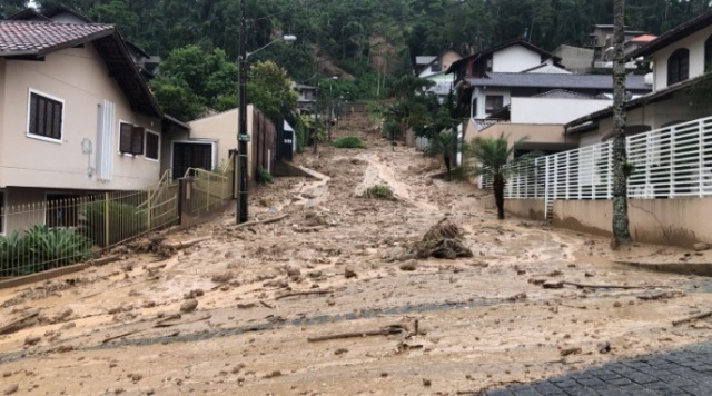 Morro desmorona e deslizamento de terra assusta moradores de Blumenau