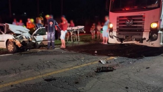 Colisão frontal entre caminhão e carro deixa motorista inconsciente em SC
