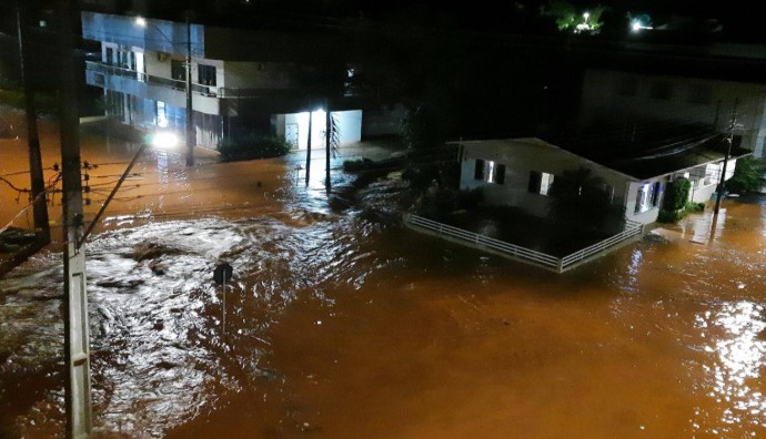Chuva forte provoca alagamentos no centro de Verê