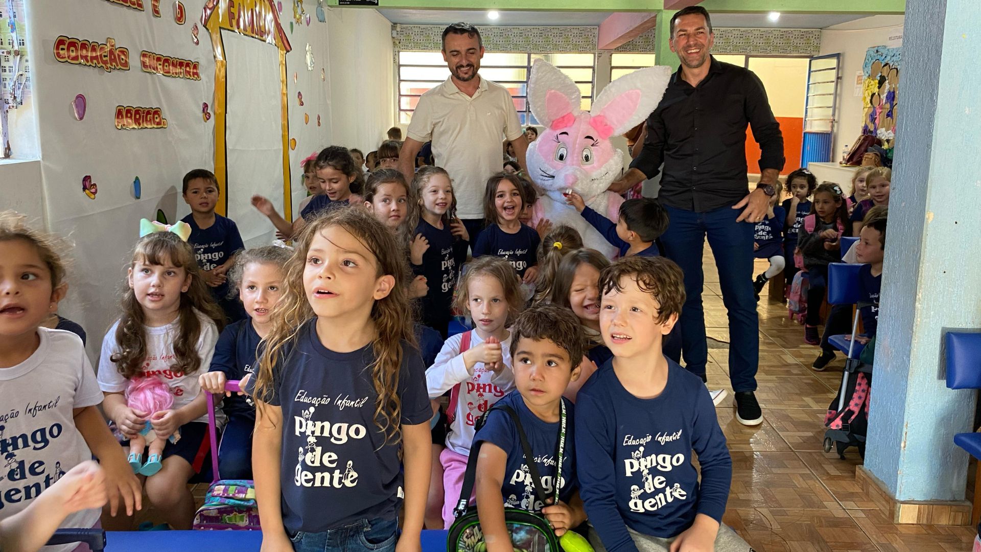 Visita do Coelhinho da Páscoa leva alegria a alunos da rede municipal