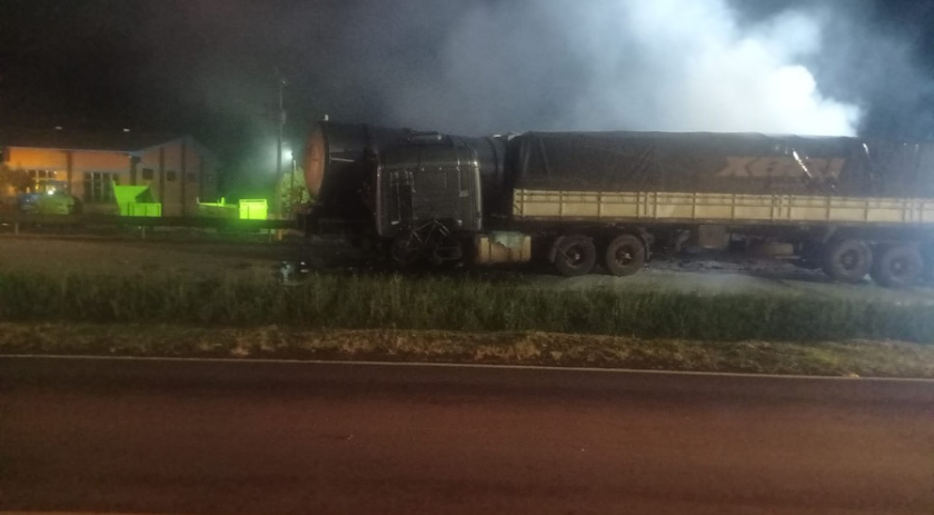 Caminhão incendeia após colisão na BR-163