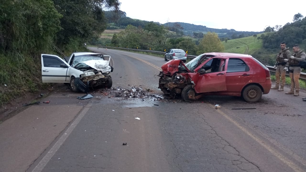 Mulher morre em colisão frontal entre carros na SC-160