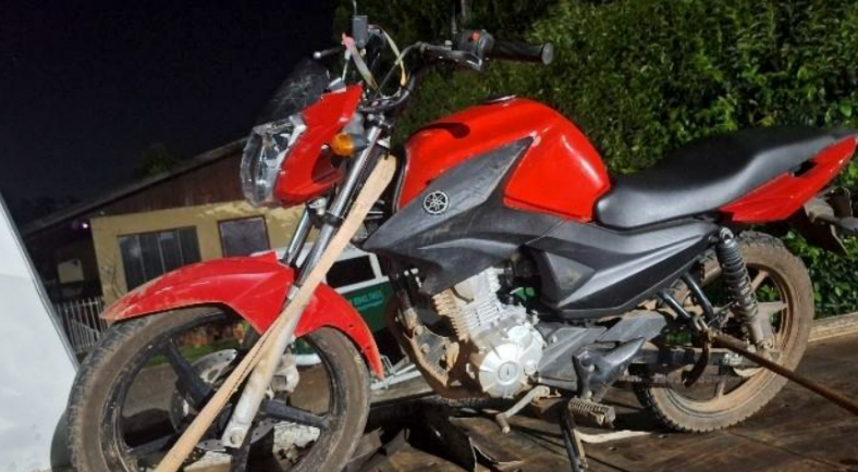 Motocicleta furtada é recuperada e dois homens são presos