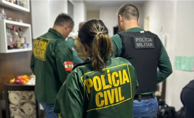 Operação contra fraudes em licitações mira servidores públicos e empresários em 19 cidades de SC