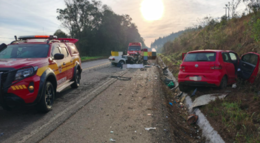 Casal morre em grave acidente entre carros de passeio na BR-470