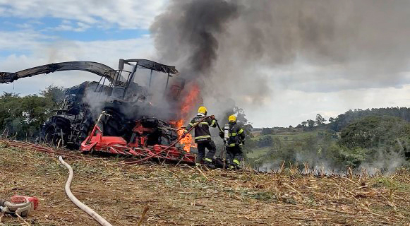 Incêndio destrói máquina agrícola em plantação de milho no interior