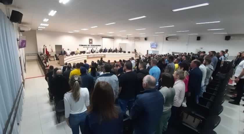 Vereadores aprovam moção de repúdio contra vereadora