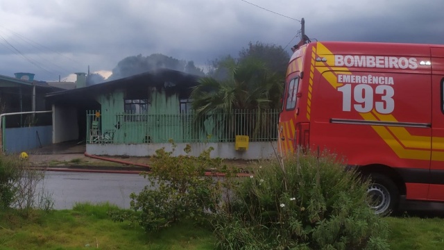 Incêndio destrói casa e ameaça residência vizinha