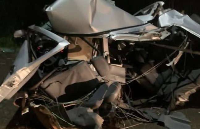 Condutor fica em estado grave após carro colidir violentamente contra poste