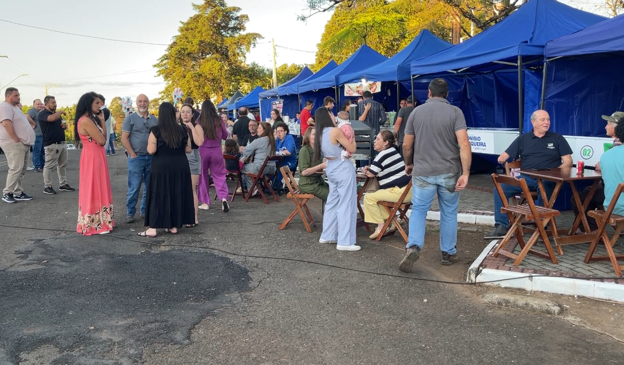 Feirinha de quarta reúne grande público na Praça Professor Dalilo Quintino Pereira