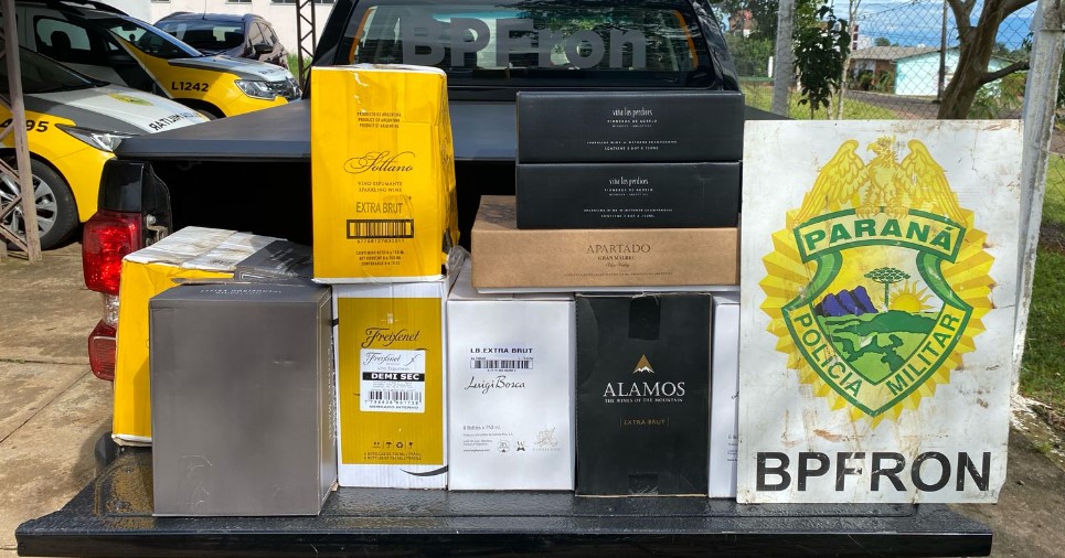 Veículo em atitude suspeita é abordado e após revista, são encontradas 76 garrafas de vinhos descaminhadas da Argentina