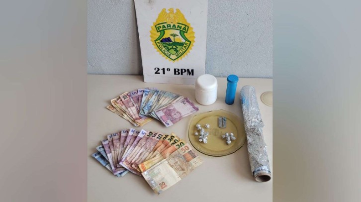 ROCAM apreende crack durante abordagem em ponto de tráfico de drogas; três pessoas foram detidas