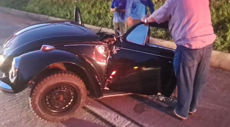 Motorista fica ferido após Fusca se partir ao meio em acidente na PRC-280