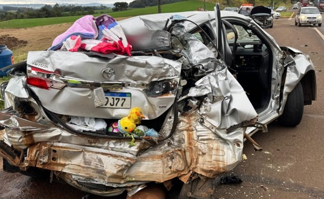 Colisão entre dois automóveis e um caminhão deixa sete feridos
