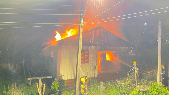 Incêndio destrói casa; ninguém ficou ferido
