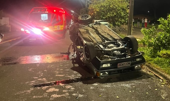 Carro fica destruído após colisão em poste e motorista é socorrido com ferimentos