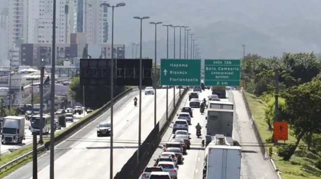 Véspera do feriado deve ter até 30% mais carros nas rodovias federais de SC, estima PRF
