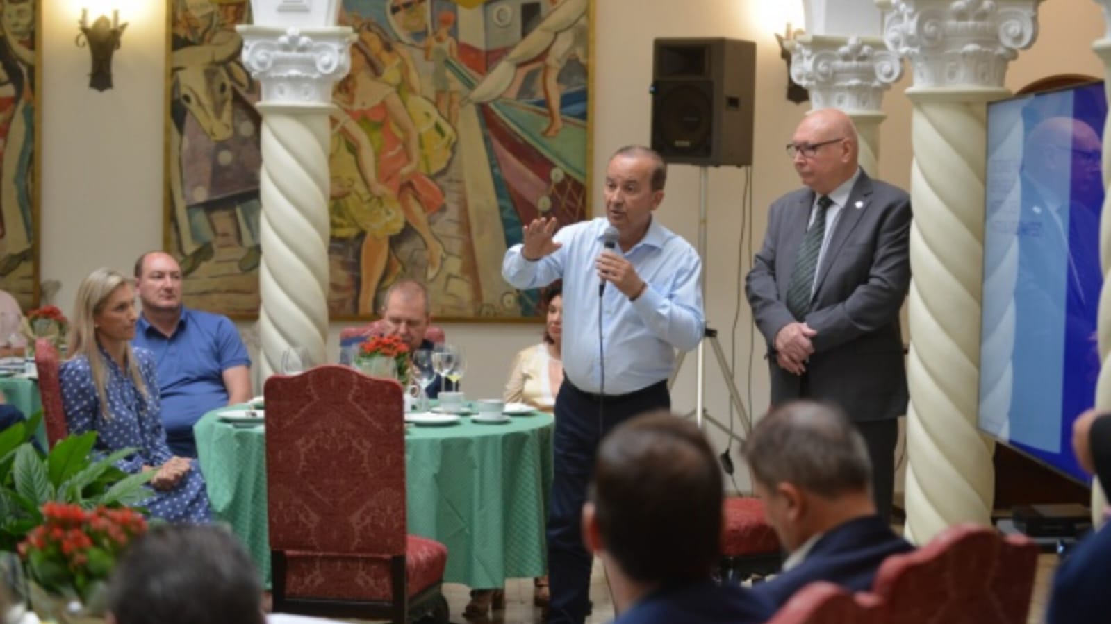 Governador apresenta projeto de lei do programa Universidade Gratuita aos deputados estaduais