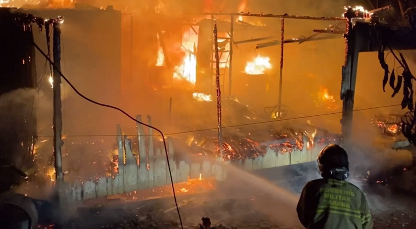 Incêndio destrói casa de madeira no interior