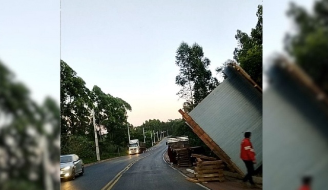 Casa de madeira transportada inteira cai de caminhão após curva em Chapecó