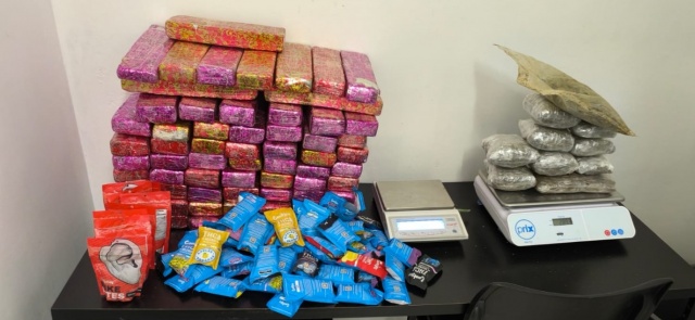 Moto com peso incomum chama atenção e PRF apreende 59 kg de drogas