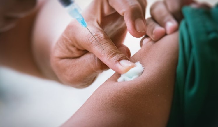 Vacina experimental contra câncer reduz risco de melanoma voltar, aponta estudo