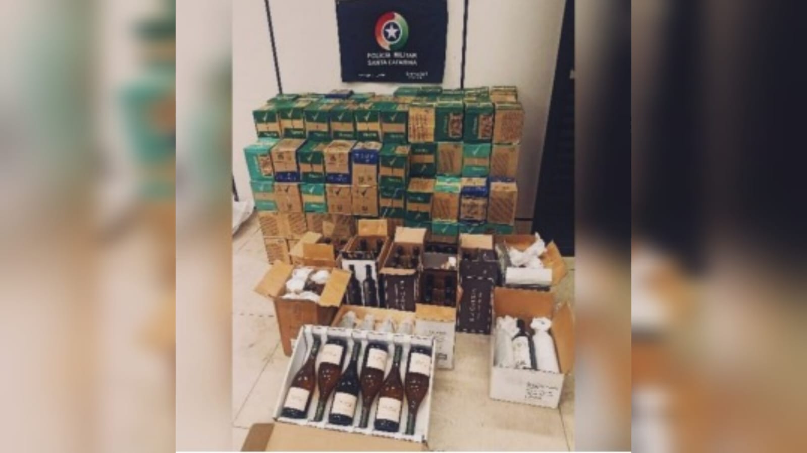 Mais de 60 garrafas de vinho e 2 mil frascos de desodorante descaminhados foram apreendidos no interior do município