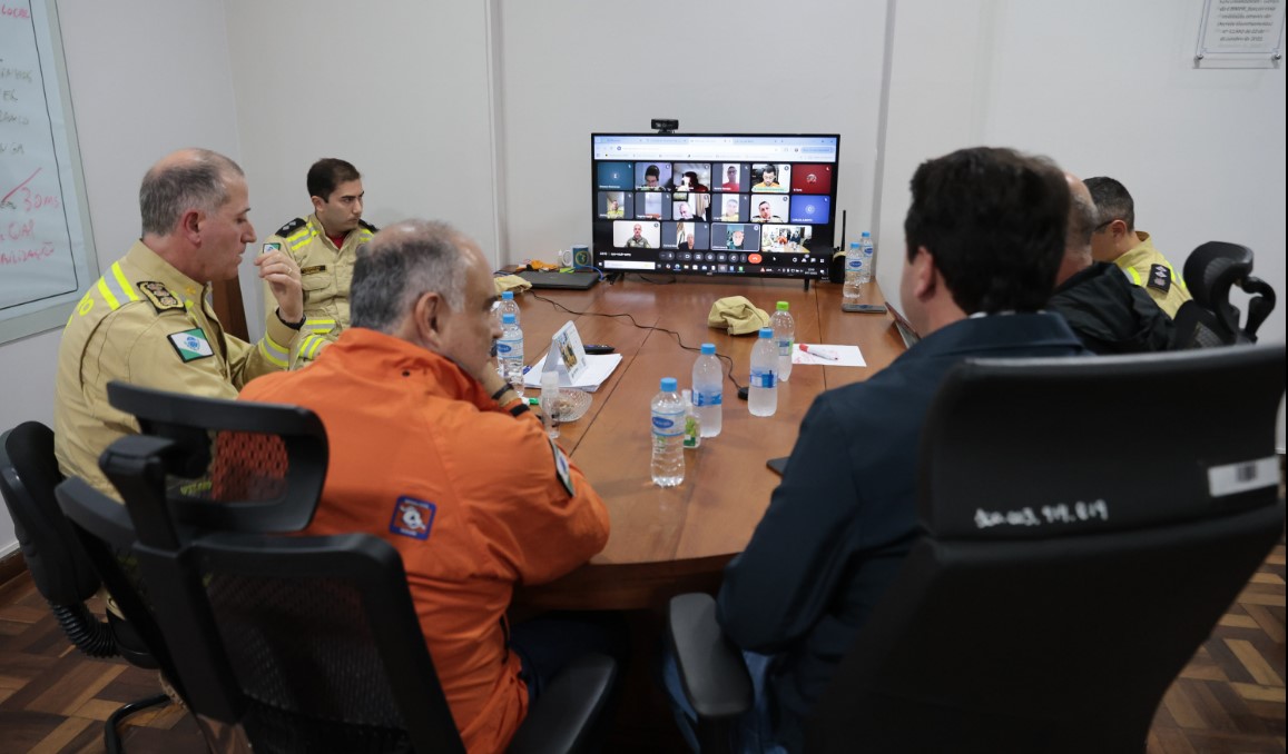 Governo manda dezenas de bombeiros e equipes da saúde para auxiliar Rio Bonito do Iguaçu