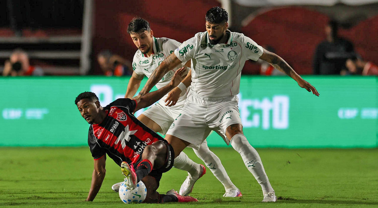 Palmeiras goleia o Vitória fora de casa e dispara na liderança do Brasileirão