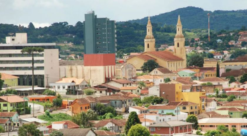 Criança de 6 anos morre após cair em máquina agrícola em Castro, diz polícia