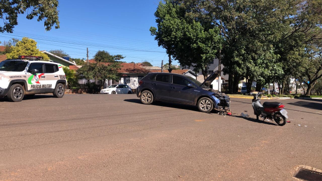 Mulher é encaminhada ao Hospital após colisão entre carro e motociclieta