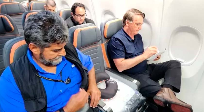 Bolsonaro retorna ao Brasil após três meses nos Estados Unidos