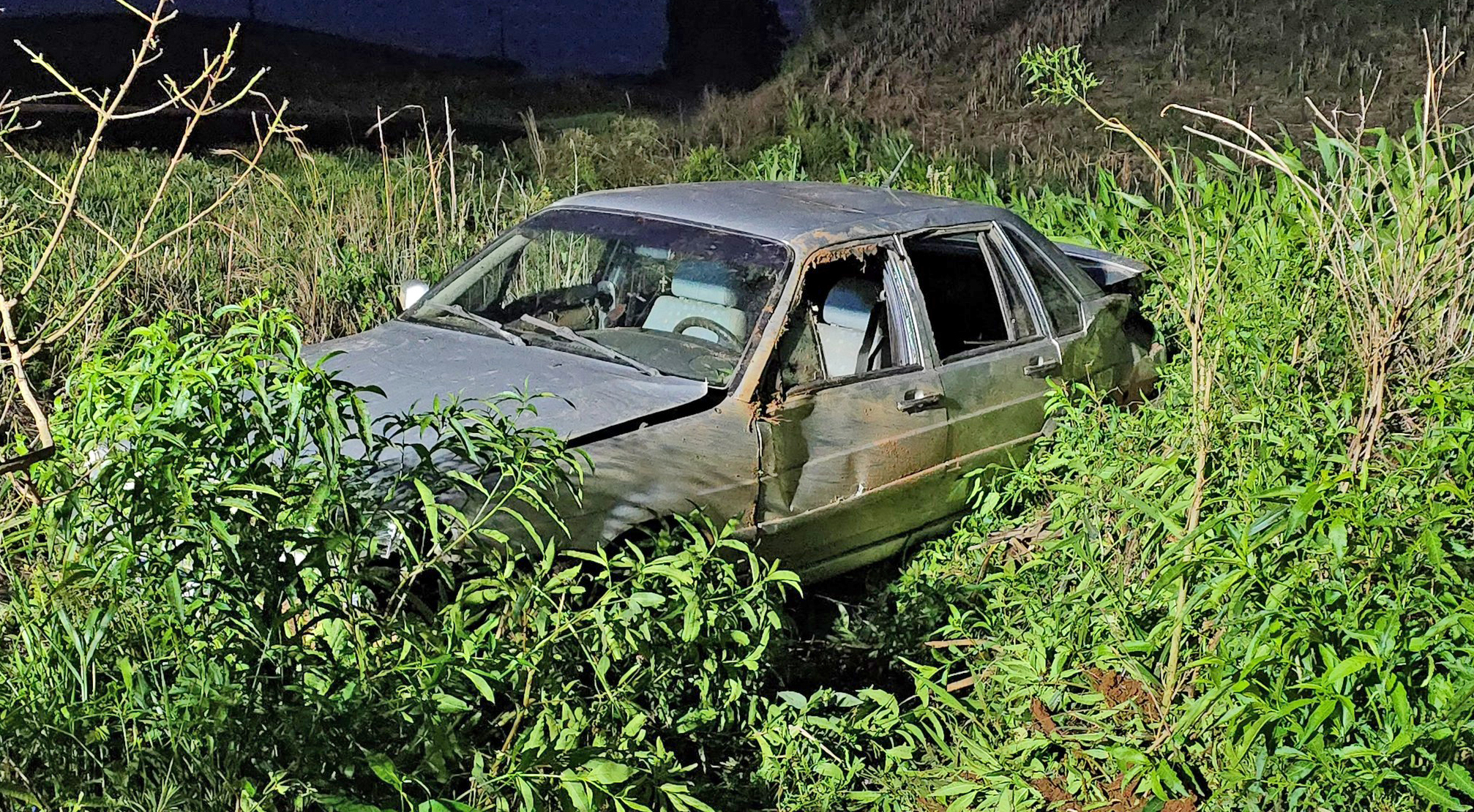 Saída de pista seguida de capotamento é registrada na BR-280