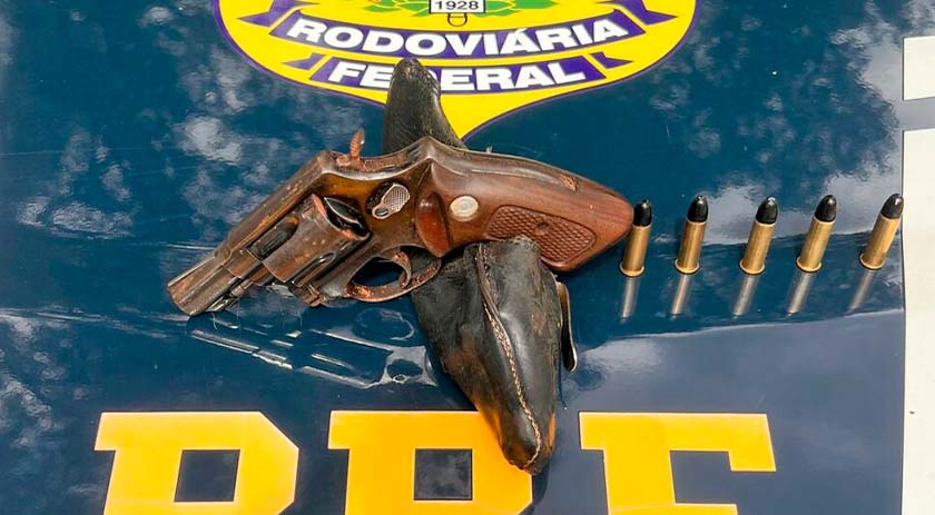 Homem é preso por porte ilegal de arma de fogo na BR-282 no Oeste de SC