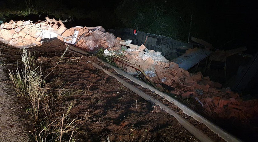 Motorista de caminhão morre após veículo sair da pista e capotar