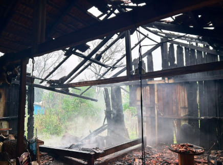 Incêndio destrói estábulo em São Miguel do Oeste