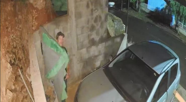 “Aladim” da madrugada? Ladrão é flagrado furtando tapete