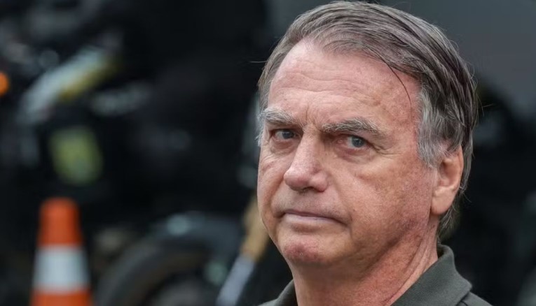 Bolsonaro entrega 11 armas à Polícia Federal após Moraes manter prisão domiciliar