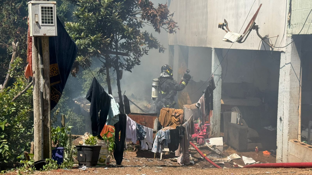 Fogo destrói duas casas; incêndio pode ter sido criminoso