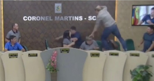 Vereador que correu atrás de colega durante sessão na Câmara admite forte emoção: 'Não pude aceitar calado'