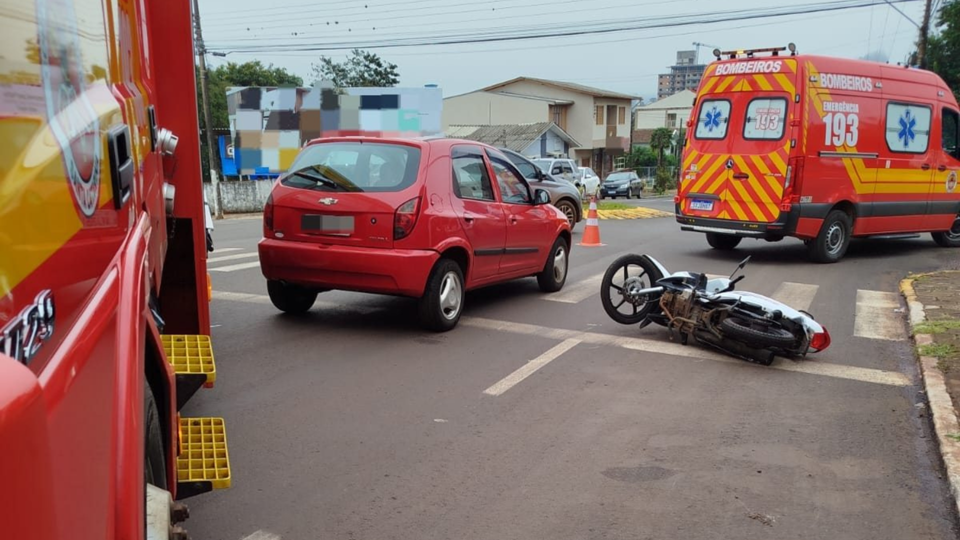 Mulher é encaminhada para o Hospital após colisão