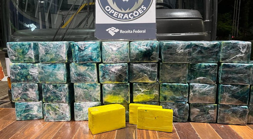 Receita Federal apreende 208,6 kg de cocaína em fundo falso de um ônibus