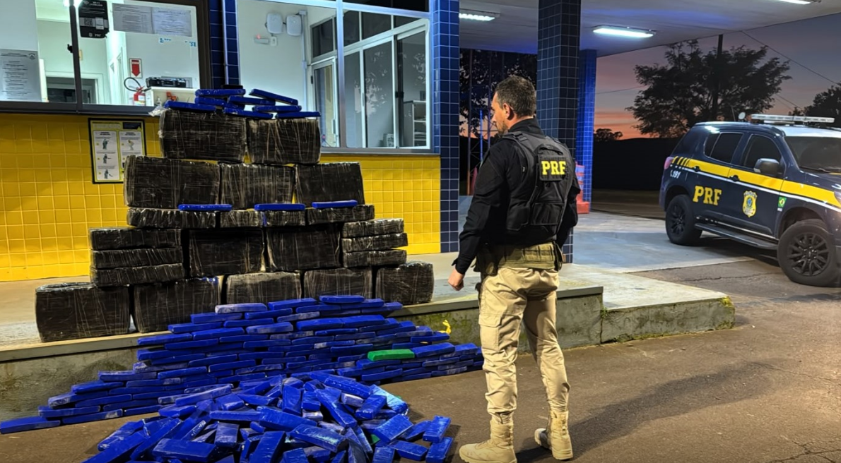 PRF apreende 300 quilos de maconha em carro roubado e prende motorista