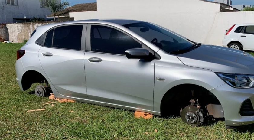 Bandidos furtam rodas de carro e as substituem por tijolos em Cascavel