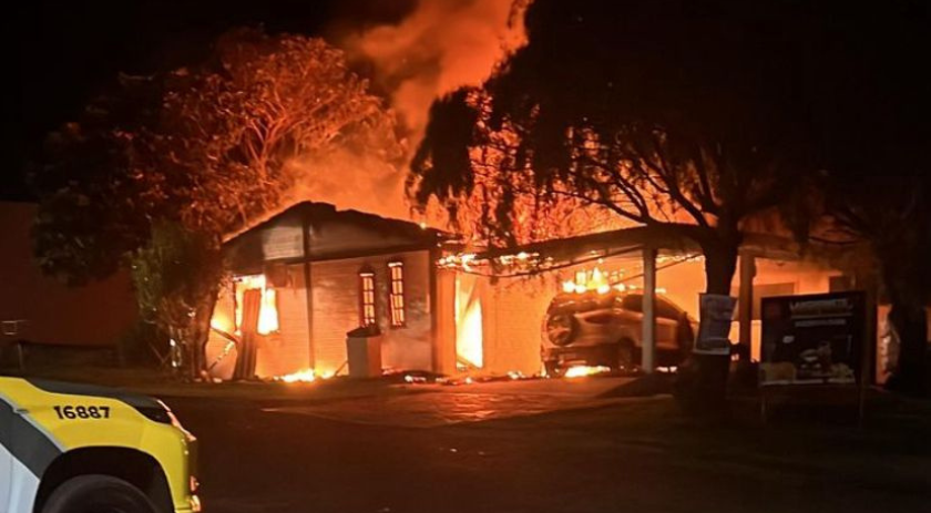 Incêndio criminoso destrói residência na noite desta segunda-feira (10)