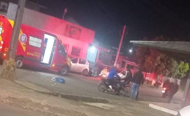Casal sofre ferimentos em colisão entre motocicleta e carro; condutor fugiu do local