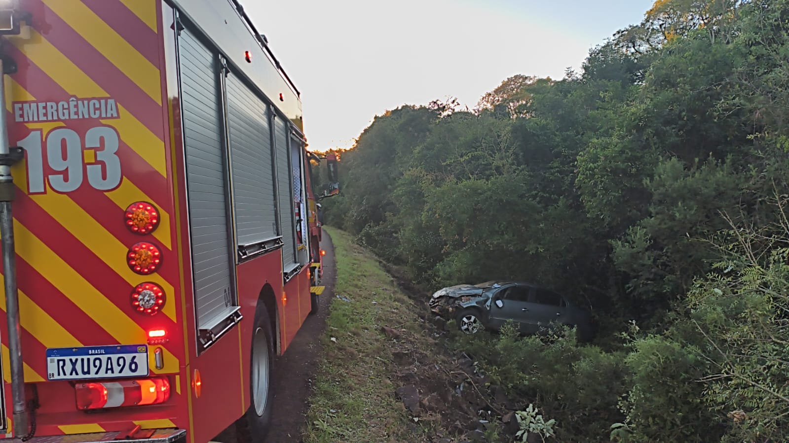 Saída de pista seguida de capotamento deixa mulher gravemente ferida na BR-280