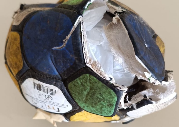 Cocaína escondida dentro de bola de futebol é encontrada no telhado de residência
