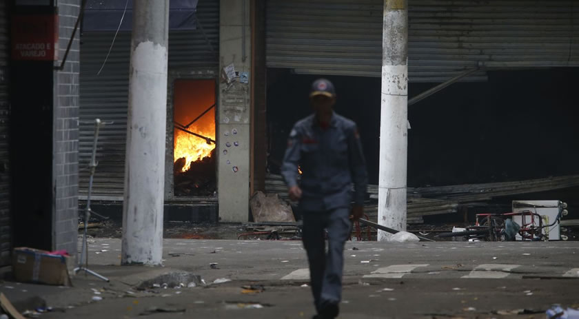 Incêndio no Shopping 25 de Março pode ter atingido cerca de 200 lojas