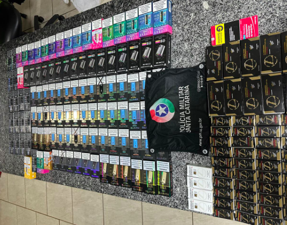 Passageiro é preso com cigarros eletrônicos e anabolizantes durante fiscalização em ônibus no Oeste